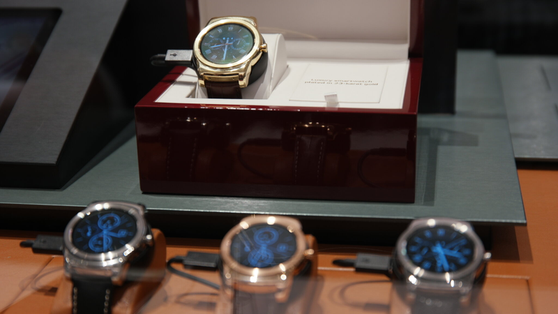 Illustration for article titled LG's Watch Urbane Luxe Is 23-Karat Gold Bonkers